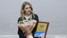 Подведение итогов конкурса «Учитель года» состоялось в Большом зале правительства Новосибирской области. Всех приветствовала победитель Любовь Мосолова. Фото: Андрей Заржецкий