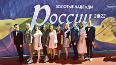 Выпускникам, которые на итоговых экзаменах получили максимально возможный результат, Андрей Травников вручил благодарственные адреса и памятные знаки «100 баллов за ЕГЭ». Фото: nso.ru