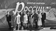 Выпускникам, которые на итоговых экзаменах получили максимально возможный результат, Андрей Травников вручил благодарственные адреса и памятные знаки «100 баллов за ЕГЭ». Фото: nso.ru