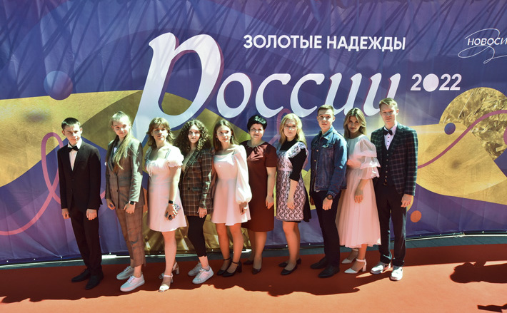 Выпускникам, которые на итоговых экзаменах получили максимально возможный результат, Андрей Травников вручил благодарственные адреса и памятные знаки «100 баллов за ЕГЭ». Фото: nso.ru