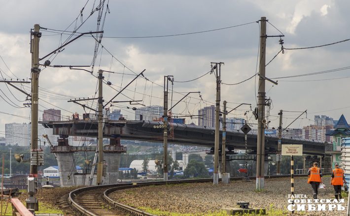 Сейчас работа на всех объектах мостового перехода — тоннелях, пилоне, эстакадах — ведется одновременно. Фото: Андрей Заржецкий