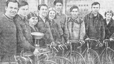 В июне 1954 года приз «Советской Сибири», официального издания региона, достался команде спортивного общества «Пищевик». Фото: Б. Шумаков
