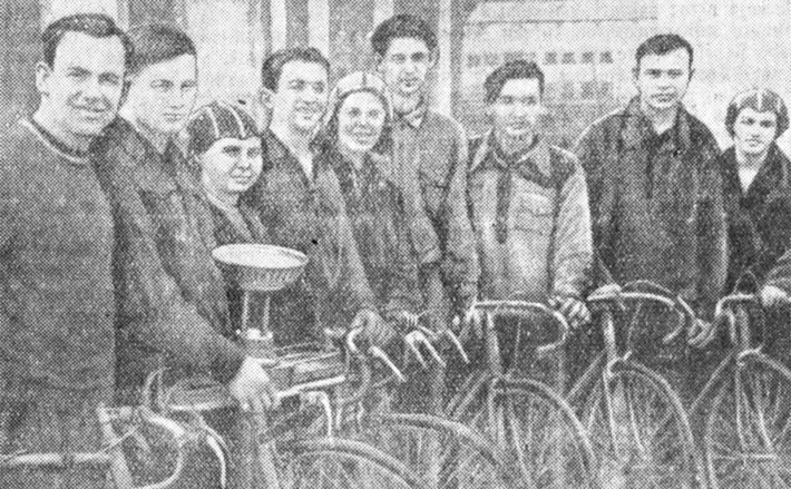В июне 1954 года приз «Советской Сибири», официального издания региона, достался команде спортивного общества «Пищевик». Фото: Б. Шумаков