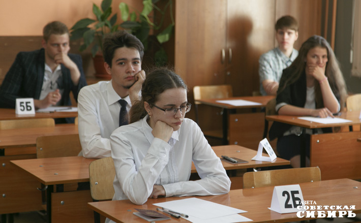 В отличие от прошлого года, когда выпускники предпочли техническое направление, в 2022 году для сдачи ЕГЭ ученики 11-х классов чаще выбирали гуманитарные дисциплины. Фото: архив ИД «Советская Сибирь»