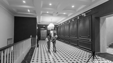 На входе — мелкобуржуазный стиль: виньетки, витражи и сочетание зеленого с темно-вишневым, индийская плитка на полу. Фото: Андрей Заржецкий