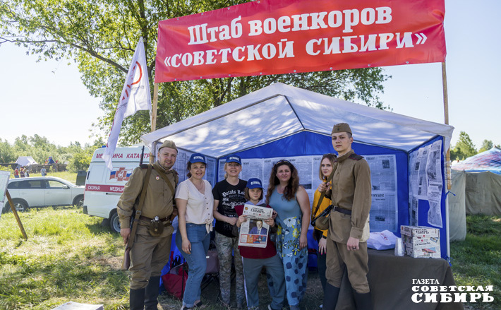 У штаба военкоров на фестивале «Сибирский огонь» всегда полно посетителей. Журналисты нашей редакции фотографируются на память с участниками акции. Фото: Андрей Заржецкий