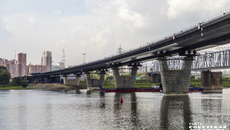 Кроме пилона моста, строители возводят сейчас десятки съездов, семь эстакад, путепровод тоннельного типа. Фото: Андрей Заржецкий