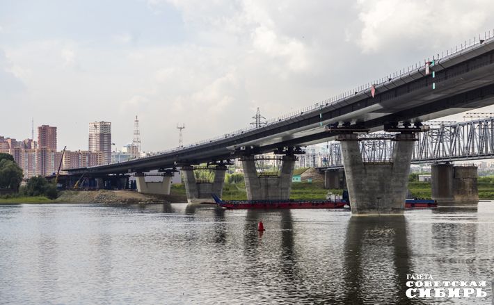 Кроме пилона моста, строители возводят сейчас десятки съездов, семь эстакад, путепровод тоннельного типа. Фото: Андрей Заржецкий