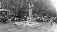 Праздник «Золотая осень» в рамках прошлогодней Декады пожилого человека, организованный ветеранами Калининского района, прошел в Материнском сквере. Фото предоставлено Геннадием Воложаниным