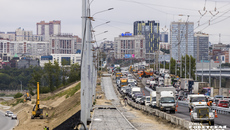 Укрепляя свою научно-технологическую столичность, мегаполис должен вплотную заняться приведением в порядок улиц, мостов, модернизироваться внешне. Чтобы соответствовать своему статусу третьего города страны, главной площадки значимых федеральных мероприятий, таких как приближающийся «Технопром». Новосибирск должен стать городом, куда хочется приехать и остаться жить. Фото: Андрей Заржецкий