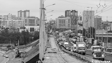 Укрепляя свою научно-технологическую столичность, мегаполис должен вплотную заняться приведением в порядок улиц, мостов, модернизироваться внешне. Чтобы соответствовать своему статусу третьего города страны, главной площадки значимых федеральных мероприятий, таких как приближающийся «Технопром». Новосибирск должен стать городом, куда хочется приехать и остаться жить. Фото: Андрей Заржецкий