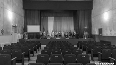 В зрительном зале клуба уютно, новые мягкие кресла радуют глаз бархатной обивкой: она подобрана под цвет сцены, смотрится единым ансамблем. Фото: Андрей Заржецкий