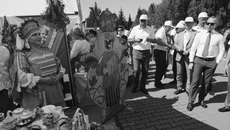 Во время рабочего визита в Маслянинский район первый заместитель губернатора Новосибирской области Юрий Петухов посетил универсальную ярмарку «У Маслянинских ворот». Фото: nso.ru
