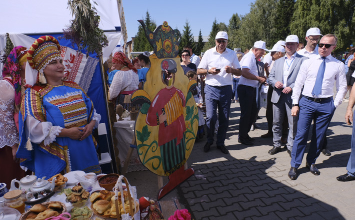 Во время рабочего визита в Маслянинский район первый заместитель губернатора Новосибирской области Юрий Петухов посетил универсальную ярмарку «У Маслянинских ворот». Фото: nso.ru