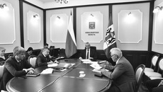 На личных приемах губернатора земляки при помощи видеосвязи могут обратиться к Андрею Травникову, не выезжая в областной центр. На таких встречах присутствуют и министры, которым глава региона сразу дает поручения. Фото: nso.ru