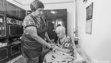 Сиделка социальной службы Колыванского района Валентина Тимофеева уже четвертый год ухаживает за своей подопечной, 80-летней Антонидой Максимовной. Фото: Андрей Заржецкий