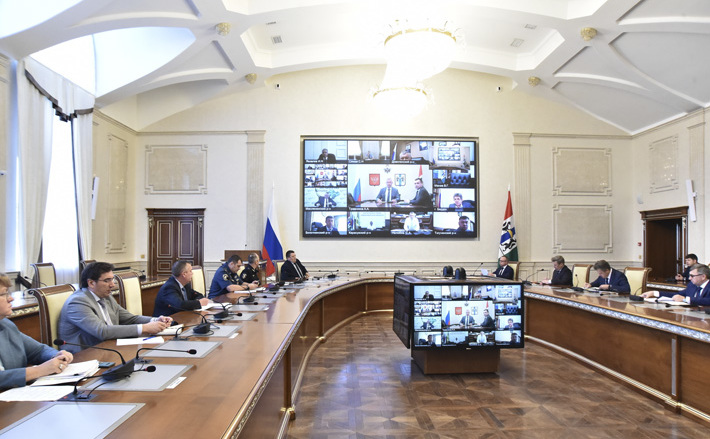 Андрей Травников заострил внимание мэра Новосибирска на необходимости своевременного освоения средств и окончания работ до наступления холодов. Фото: nso.ru