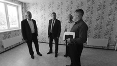 Губернатор Андрей Травников лично осмотрел квартиры, которые возводят для бюджетников и детей-сирот. Фото: nso.ru