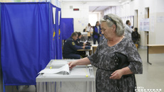 С 00:00 первого дня голосования недопустимы никакие агитационные мероприятия, в том числе вручение листовок или обращения через СМИ. С информацией о кандидатах избиратели могут ознакомиться на избирательных участках. Разрешена только агитационная продукция, которая была размещена ранее в специально отведенных для этого местах. Фото: архив ИД «Советская Сибирь»