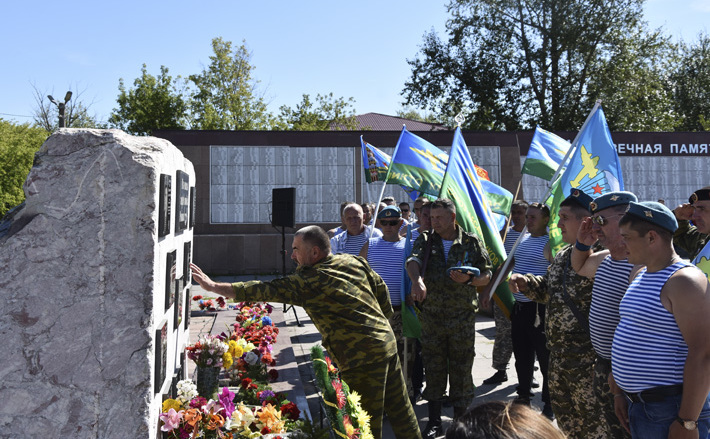 В День ВДВ ветераны-десантники Барабинска и Куйбышева почтили память своих земляков, которые отдали жизни, защищая Родину. Фото: admbaraba.nso.ru
