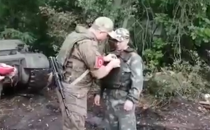 Награждение Виктора Филатова. Скриншот из видео в соцсети VK