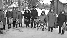 Теплые вязаные вещи пожилым людям вручили представители министерства труда и социального развития региона. Фото: ОТС