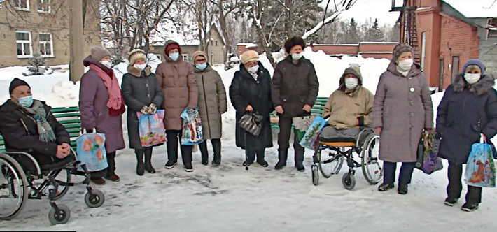 Теплые вязаные вещи пожилым людям вручили представители министерства труда и социального развития региона. Фото: ОТС
