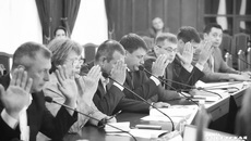 Депутаты уверены: сельхозпроизводители и пчеловоды должны договариваться между собой и находить компромиссы — только таким путем можно будет избежать гибели пчел в будущем. Фото: Андрей Заржецкий