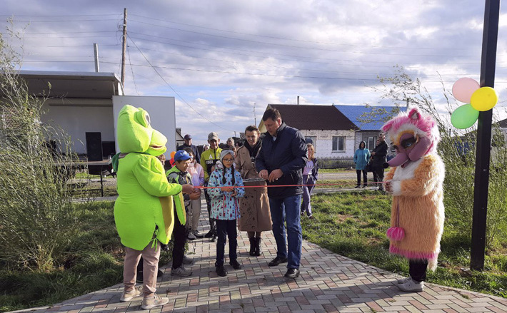Открытие игровой детской площадки в Усть-Тарке состоялось благодаря нацпроекту. Фото Татьяны Рабочевой