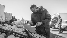 На прилавках аккуратно выложены южные дары природы — персики, абрикосы, яблоки и груши. Плоды соблазнительно демонстрируют покупателю свои румяные бока, на каждом из которых, кажется, светится лучик солнца. Из глубины кузовов кажут свои полосатые округлости сладкие арбузы. Фото Андрея Заржецкого
