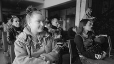 Довольные обладатели ключей от благоустроенных квартир из числа детей-сирот будут жить на улице Народной в поселке Нечаевском Тогучинского района. Фото: nso.ru