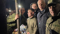 Андрей Травников: «Требуются для солдатского быта и такие дополнительные вещи, как спальный мешок, пенка-коврик или сиденье, резиновые сапоги. Они не входят в штатные нормы, но востребованы. Простые солдатские «ништяки», как говорят бойцы, они нужны, конечно же, помощь приветствуется, ведем сбор средств на приобретение таких вещей, выделяем средства из резервного фонда правительства — будем стараться обес-печить наших бойцов всем, что они запросят. Что касается снабжения со стороны Министерства обороны, могу заверить — штатное обмундирование все будет выдано».