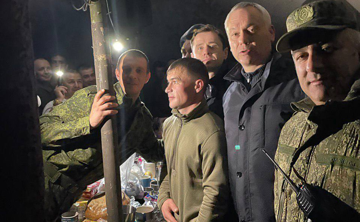Андрей Травников: «Требуются для солдатского быта и такие дополнительные вещи, как спальный мешок, пенка-коврик или сиденье, резиновые сапоги. Они не входят в штатные нормы, но востребованы. Простые солдатские «ништяки», как говорят бойцы, они нужны, конечно же, помощь приветствуется, ведем сбор средств на приобретение таких вещей, выделяем средства из резервного фонда правительства — будем стараться обес-печить наших бойцов всем, что они запросят. Что касается снабжения со стороны Министерства обороны, могу заверить — штатное обмундирование все будет выдано».