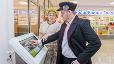 К открытию модельной библиотеки в Куйбышеве подошли творчески — оно сопровождалось выступлением артистов, которые затем опробовали интерактивное оборудование. Фото: mk.nso.ru