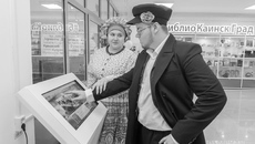 К открытию модельной библиотеки в Куйбышеве подошли творчески — оно сопровождалось выступлением артистов, которые затем опробовали интерактивное оборудование. Фото: mk.nso.ru