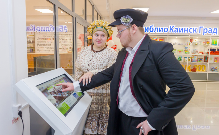 К открытию модельной библиотеки в Куйбышеве подошли творчески — оно сопровождалось выступлением артистов, которые затем опробовали интерактивное оборудование. Фото: mk.nso.ru