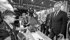 Губернатор Новосибирской области Андрей Травников высоко оценил изобретение школьника Артёма Курловича — устройство радиообнаружения 
«ПодСнежник». Фото: Андрей Заржецкий