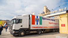Гуманитарный груз в помощь жителям Донбасса собирают и отправляют представители государственных учреждений и бизнеса, в том числе работники нагологовой службы, мелькомбината и других ведомств и компаний. Фото: Андрей Заржецкий