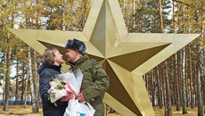 Молодожены из Болотнинского района никогда не забудут свою свадьбу на плацу военного училища. Фото: vk.com