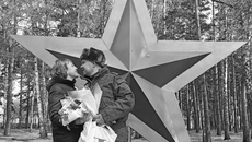 Молодожены из Болотнинского района никогда не забудут свою свадьбу на плацу военного училища. Фото: vk.com