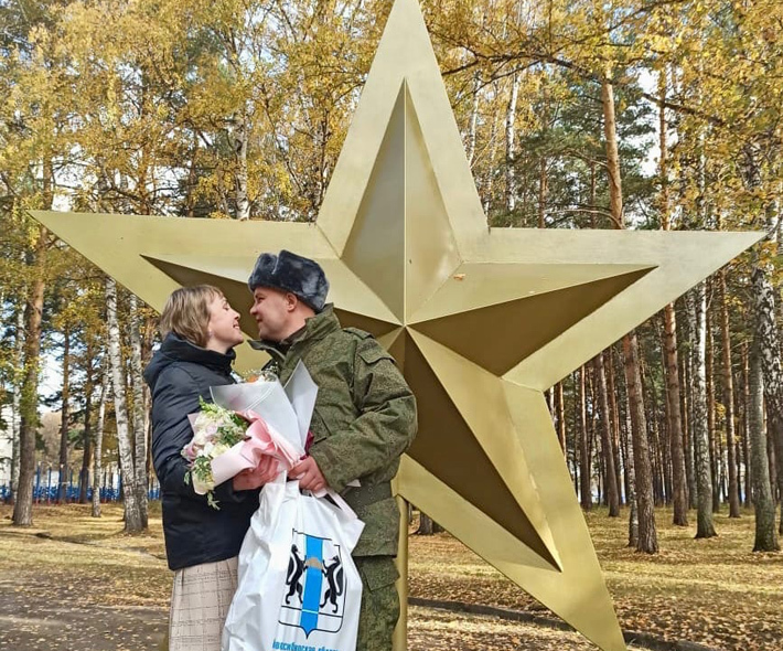 Молодожены из Болотнинского района никогда не забудут свою свадьбу на плацу военного училища. Фото: vk.com