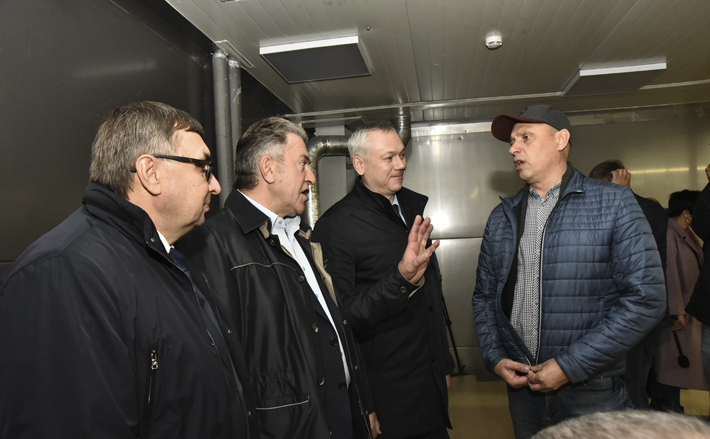 Губернатор лично ознакомился с дальнейшими планами развития птицефабрики. Фото: nso.ru