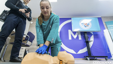 Проводить сердечно-легочную реанимацию курсанты учатся на специальных манекенах — сначала надо определить, дышит «пациент» или нет. Фото: Андрей Заржецкий