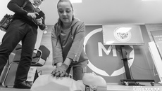 Проводить сердечно-легочную реанимацию курсанты учатся на специальных манекенах — сначала надо определить, дышит «пациент» или нет. Фото: Андрей Заржецкий