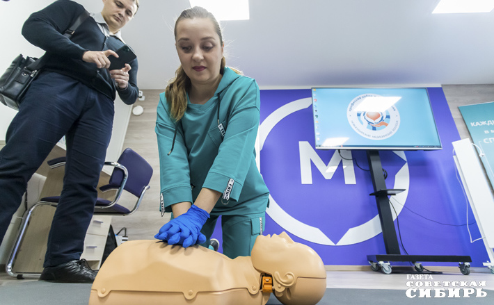 Проводить сердечно-легочную реанимацию курсанты учатся на специальных манекенах — сначала надо определить, дышит «пациент» или нет. Фото: Андрей Заржецкий