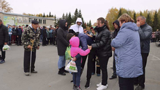 Вторая группа мобилизованных жителей Мошковского района отправилась на военную службу по закреп-лению и контролю освобожденных территорий Донбасса. Эмоциональные снимки размес-
тила в соцсетях газета «Мошковская новь».