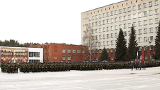 Проводы мобилизованных сибиряков прошли в Новосибирском военном училище. Фото: кадр из видеозаписи митинга с сайта vn.ru