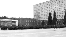 Проводы мобилизованных сибиряков прошли в Новосибирском военном училище. Фото: кадр из видеозаписи митинга с сайта vn.ru
