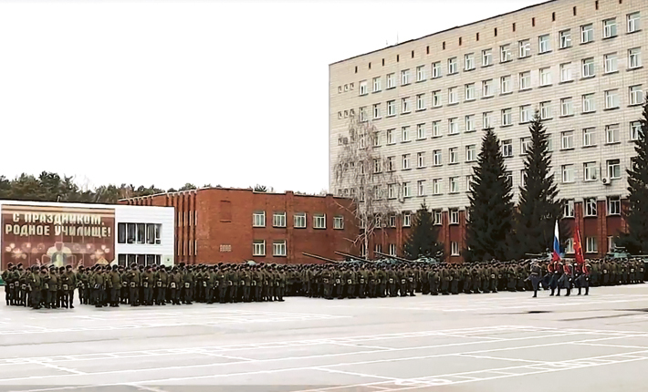 Проводы мобилизованных сибиряков прошли в Новосибирском военном училище. Фото: кадр из видеозаписи митинга с сайта vn.ru