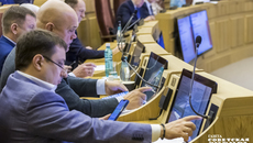 Председатель Заксобрания Андрей Шимкив призвал депутатов наладить работу с семьями мобилизованных на округах — ни одна из них не должна оставаться без внимания. Фото: Андрей Заржецкий